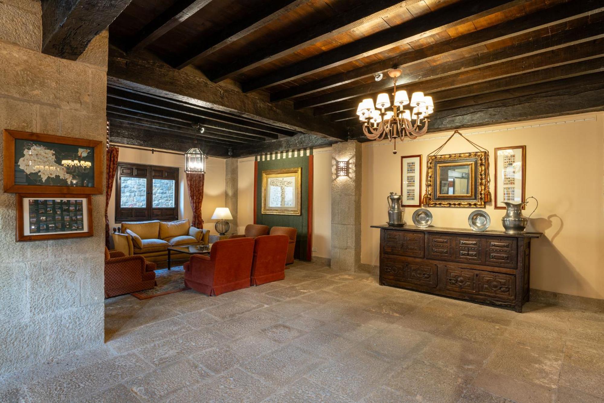 Parador De Sos del Rey Católico Esterno foto