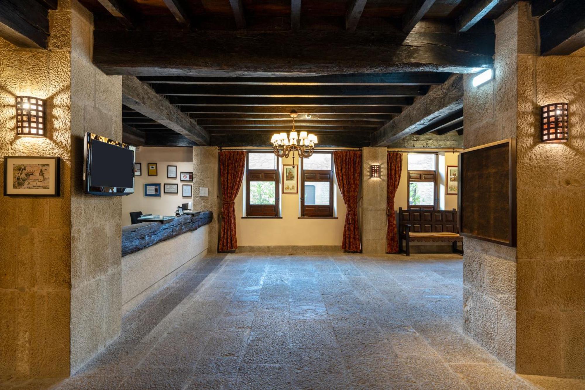 Parador De Sos del Rey Católico Esterno foto